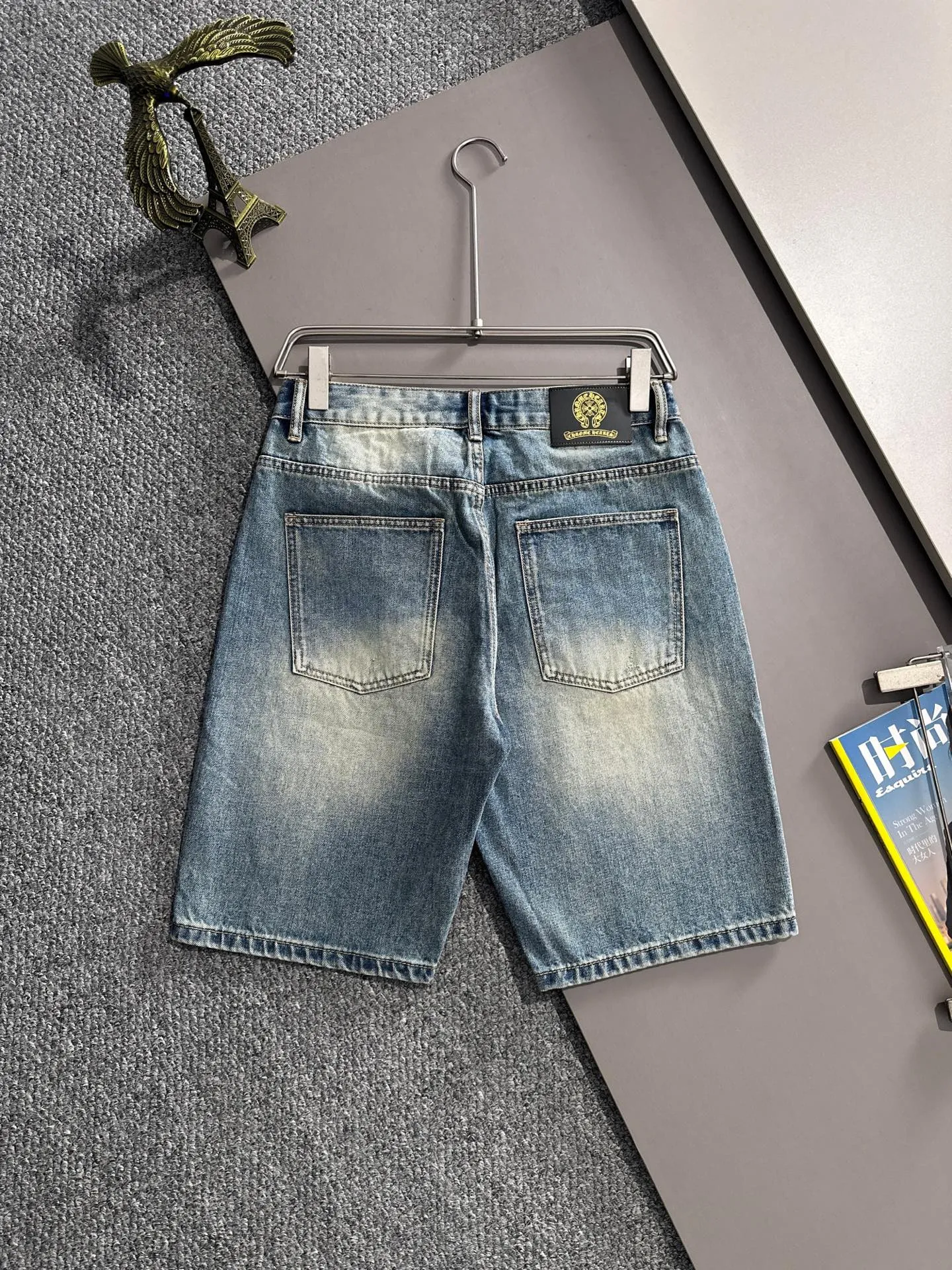🅿️320 Croxin 2025 summer new jeans denim shorts are woven from imported Japanese Denim plain cotton denim fabrics. They are complete with three standards. The top stonewashing process makes the texture reach the old taste of the 1980s. It is soft, delicate, comfortable and breathable. The color has a modern and fashionable vicissitudes. The upper body is versatile and fashionable! Light luxury, a must-have item for daily commuting! Code number: 28-40 (please state your height and weight when placing an order)